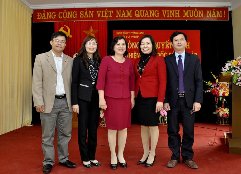 Đồng chí Vũ Thị Bích Việt, Uỷ viên Ban Thường vụ, Phó Chủ tịch UBND tỉnh chụp ảnh lưu niệm cùng lãnh đạo Sở Tư pháp
